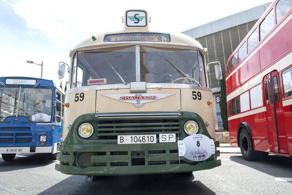 El model de bus clàssic Chausson Urbas 59 de la Fundació TMB en una exhibició a l'av. Maria Cristina de Barcelona / Foto: TMB