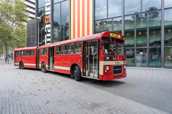 El bus Pegaso 6035-A d'ARCA, utilitzat durant el rodatge, posa el dia de la preestrena del film 'El 47' per a la plantilla de TMB / Foto: TMB