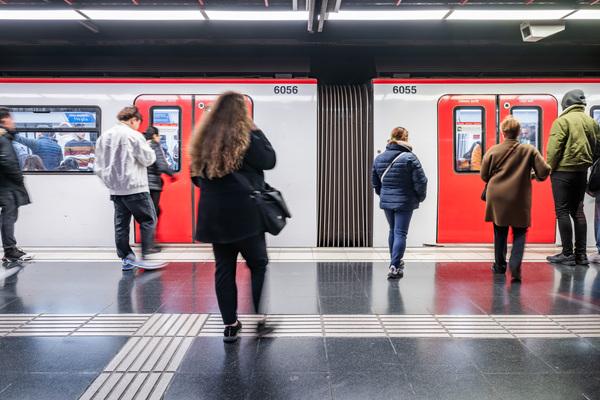 Usuaris esperant el tren a l'andana de l'estació d'Unviersitat de la L1 de metro / Foto: Pep Herrero (TMB)