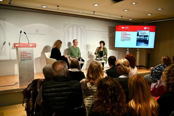 Els autors del llibre 'La dona treballadora al Metro de Barcelona' durant la presentació institucional / Foto: Miguel Ángel Cuartero (TMB)