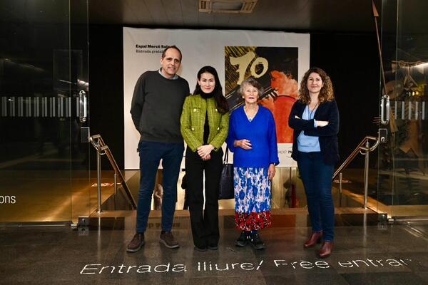 Representants del Concurs Maria Canals i de TMB a l'entrada de l'Espai Mercè Sala on es pot veure l'exposició commemorativa del certamen / Foto: Miguel Ángel Cuartero (TMB)