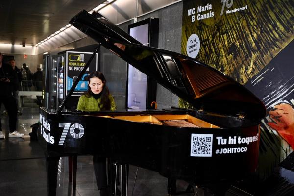 Yukiko Akagi, membre del jurat del certamen i 2n premi en la 51a edició del Concurs Maria Canals, tocant una peça al piano de mitja cua / Foto: Miguel Ángel Cuartero (TMB)