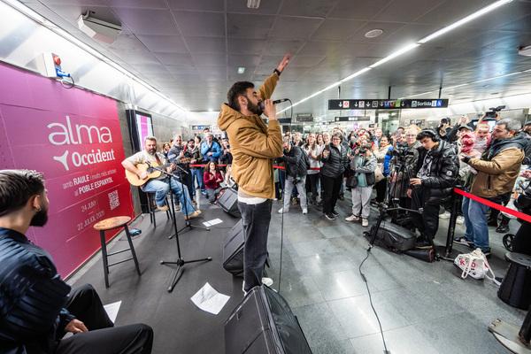 El cantant Raule va sorprendre multitud d'usuaris a l'estació de metro de Diagonal / Foto: Pep Herrero (TMB)