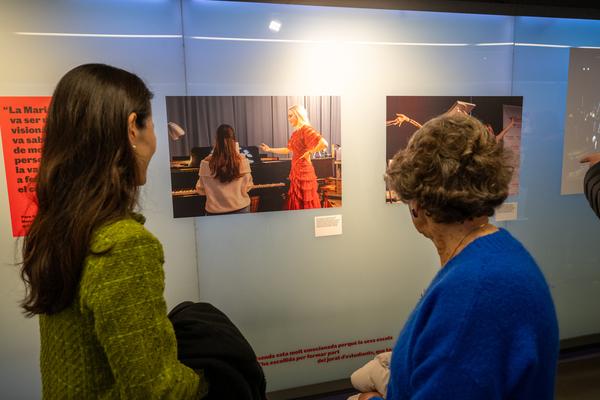 Moment de la visita institucional a l'exposició 'Maria Canals, un Concurs amb ànima' a l'Espai Mercè Sala / Foto: Miguel Ángel Cuartero (TMB)