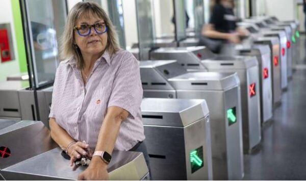 L'empleada de Metro, Esther Marín, al vestíbul de l'estació de Paral·lel L2 / Foto: El Periódico