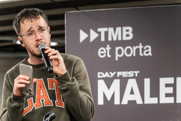 El cantant Lildami actuant al metro de Barcelona en el marc del festival Maleducats / Foto: Pep Herrero (TMB)