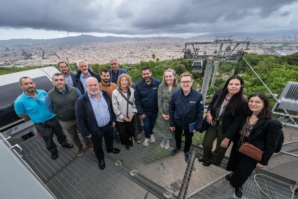 Els participants del grup de treball de Transport per Cable de la UITP en la visita al Telefèric de Montjuïc / Foto:  Pep Herrero (TMB)