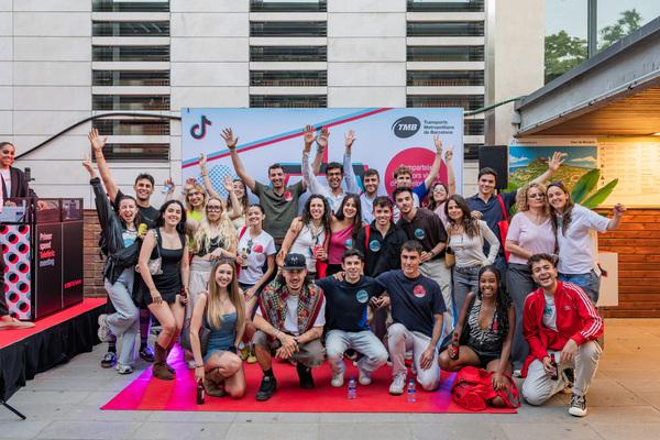 Influencers i #TMBTikTokers ahir al Telefèric / Foto:  Pep Herrero (TMB)