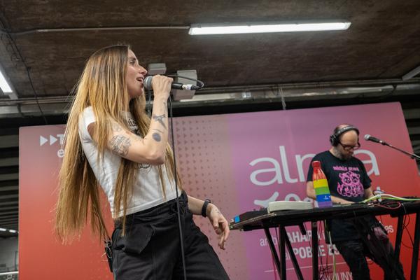 La cantant Zahara va donar-ho tot al concert sorpresa a Universitat L2 / Foto: Miguel Ángel Cuartero (TMB)
