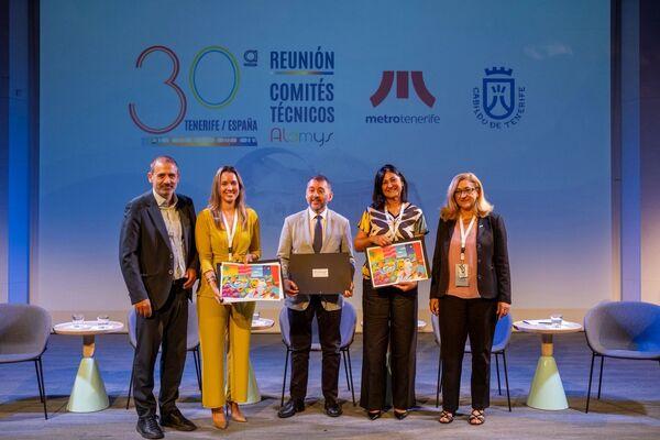 Als extrems, el conseller delegat de TMB, Xavier Flores, i la directora d'administració i finances de TMB, Lola Bravo; acompanyats de representants insulars i del Metro de Tenerife al 30ens Comitès Tècnics ALAMYS / Foto: ALAMYS