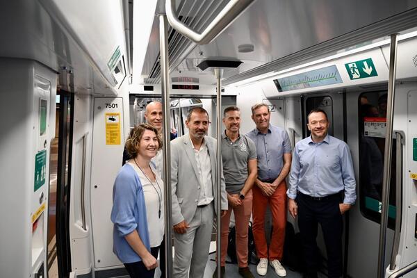 El conseller delegat de TMB, Xavier Flores; el director de la xarxa de Metro, Òscar Playà i la directora de comunicació de TMB, Mònica Peinado, amb directius de metro en l'acte de posada en servei del darrer tren 7000 / Foto: Miguel Ángel Cuartero (TMB)