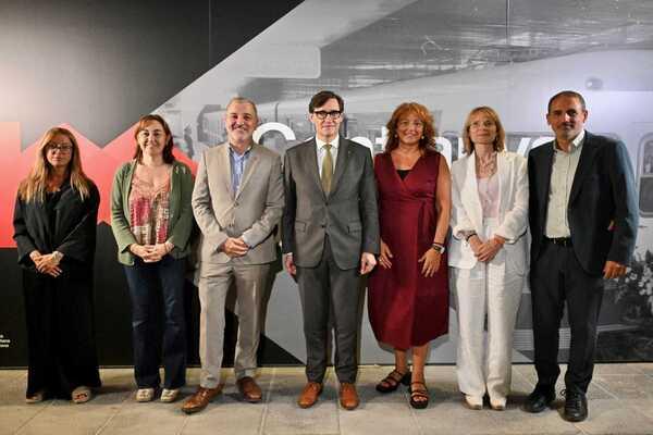 El president de la Generalitat, Salvador Illa, acompanyat de la presidenta de TMB, Laia Bonet, i l'alcalde de Barcelona, Jaume Collboni / Foto: Miguel Ángel Cuartero (TMB)