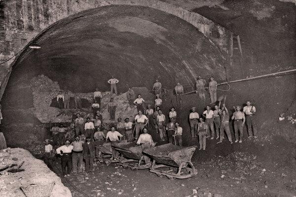 Treballadors a les obres d'excavació del túnel de la línia Transversal / Foto: Arxiu TMB