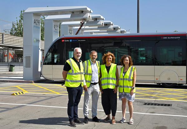La presidenta de TMB, Laia Bonet; el conseller delegat de TMB, Xavier Flores; el director de la xarxa de bus, Jacobo Kalitovics i la directora d'infraestructures de bus, Natàlia Bigas; posen davant dels nous carregadors al CON de Zona Franca / Foto: Pep Herrero (TMB) 