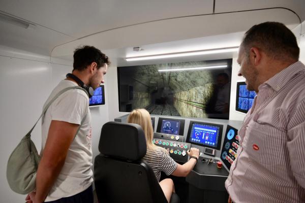 Visita de portes obertes als simuladors del metro.