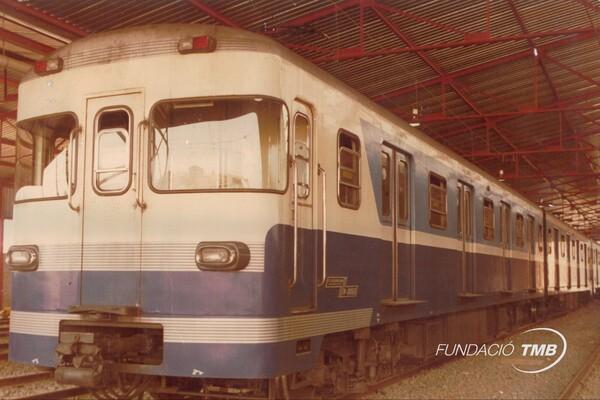 Tren sèrie 1000 de color blau i blanc en un taller de metro, als anys 70 / Foto: Arxiu Fundació TMB