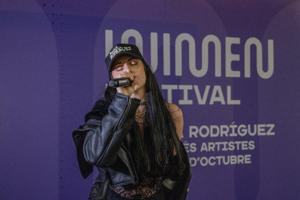 La cantant Mala Rodríguez en plena actuació al metro de Barcelona / Foto: Miguel Ángel Cuartero (TMB)
