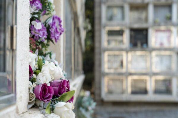 Làpides i flors / Foto: Ajuntament de Barcelona