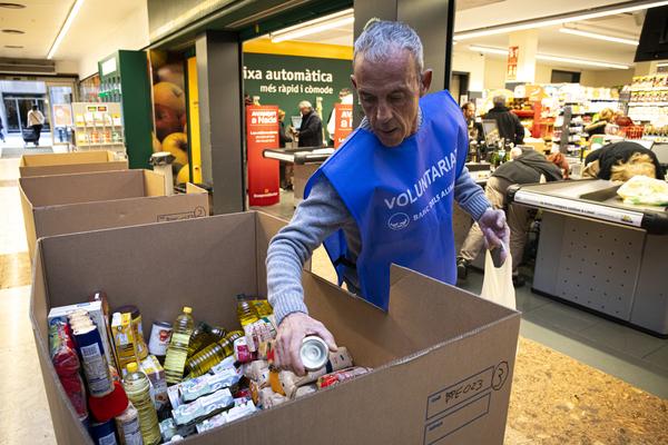 Un voluntari del Banc dels Aliments col·laborant amb la recollida del Gran Recapte en un supermercat de Barcelona/ Foto: Banc dels Aliments