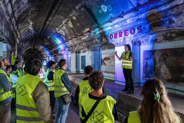 Un moment de la primera visita a Correus oberta al públic / Foto: Pep Herrero (TMB)