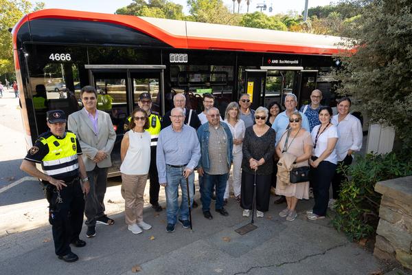 Membres del Consell Assessor de la Gent Gran de Barcelona han participat en un taller sobre com viatjar segurs en bus