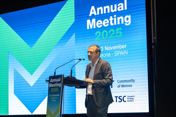 El conseller delegat de TMB, Xavier Flores, durant la seva ponència inaugural al COMET 2025 / Foto: Miguel Ángel Cuartero (TMB)