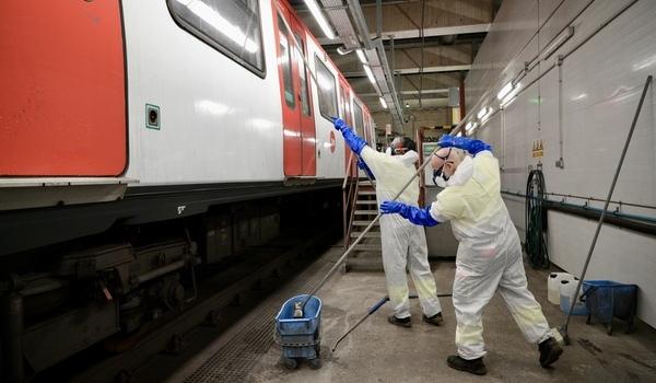 Dos tècnics de TMB netejant un tren a l'àrea de rentat de grafitis / Foto: Miguel Ángel Cuartero (TMB)
