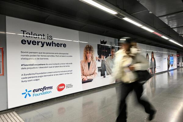 Mural de TMB i Eurofirms a l'estació d'Arc de Triomf (L1) / Pep Herrero