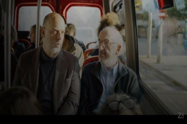 Basté i Roures viatjant en un Bus del Barri, en un moment de l'entrevista / Foto: Captura del programa 'Pla Seqüència' 