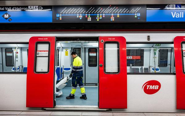 Un treballador de la neteja del metro. /Foto: Pep Herrero (TMB)