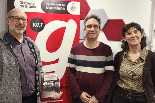 Coautors i presentador posen amb el llibre / Foto: Ràdio Gràcia