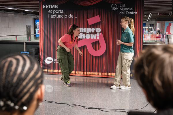 Actuació de la companyia Planeta Impro a l'estació d'Universitat (L2) / Pep Herrero