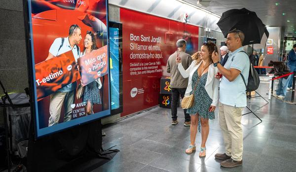 Love Cam durant la Diada de Sant Jordi. /Foto: M.A. CUARTERO (TMB)
