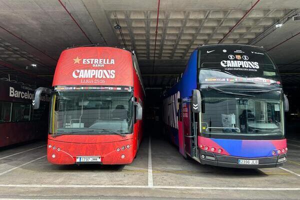 Els dos vehicles del Barcelona Bus Turístic que van paticipar a la rua. /FOTO: M.A. Salgado (TMB)