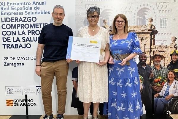 La directora de l'àrea per a les persones, Nazaret González, rep el guardó. /Foto: TMB