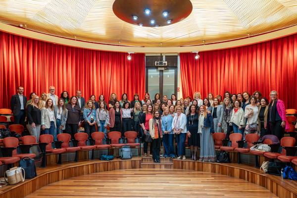 Foto de família de la trobada de la segona edició del programa de mentoring femení de TMB / Foto: Miguel Ángel Cuartero (TMB)