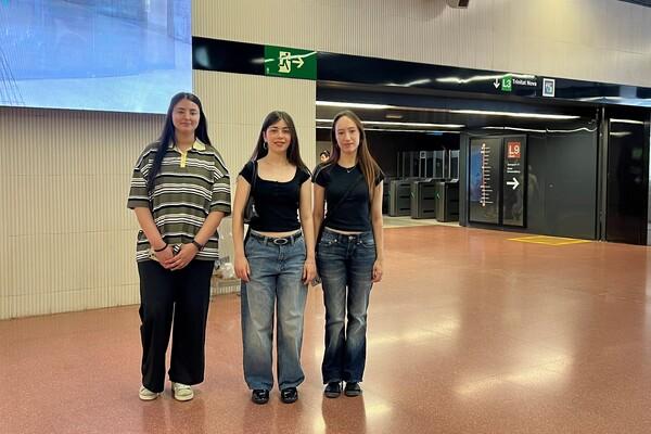 Les guanyadores de les darreres edicions del Concurs de Relats Curts i del festival Subtravelling, al metro / Foto: TMB