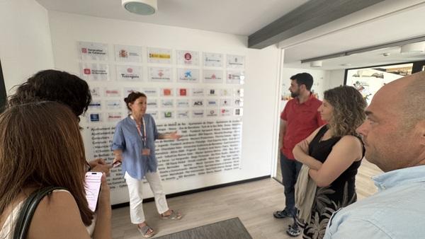 Entrega de la recaptació a AFANOC. /Foto: TMB