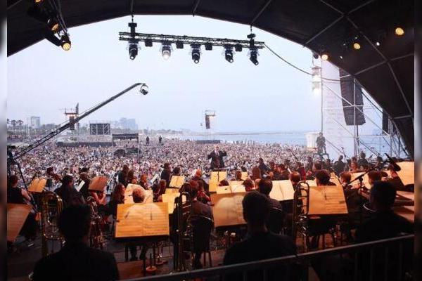 Orquestra i públic a una edició anterior de 'Clàssica a la platja' / Foto : Barcelona Obertura