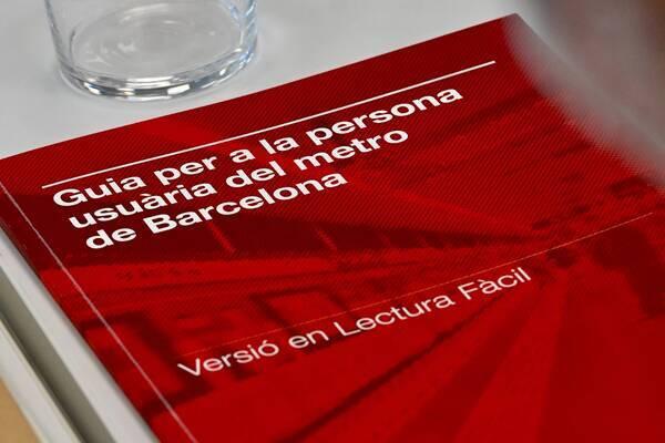 Imatge Guia per a la persona usuària del metro de Barcelona versió paper / Foto: Pep Herrero (TMB) Imatge Guia per a la persona usuària del metro de Barcelona versió paper / Foto: Pep Herrero (TMB)