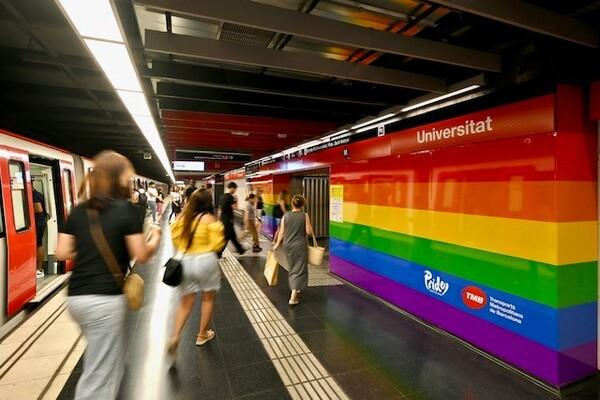 La bandera inclusiva llueix a l'estació de metro d'Universitat L1 / Foto: Pep Herrero (TMB) La bandera inclusiva llueix a l'estació de metro d'Universitat L1 / Foto: Pep Herrero (TMB)