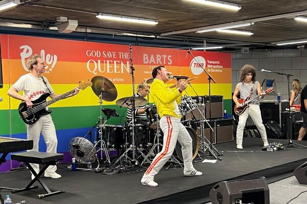 La banda tribut God Save The Queen en un moment de la seva actuació a l'estació d'Universitat / Foto: Marta Espinosa (TMB)