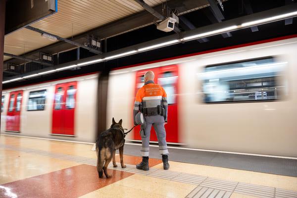 Un vigilant de seguretat a l'andana del metro / Foto: TMB