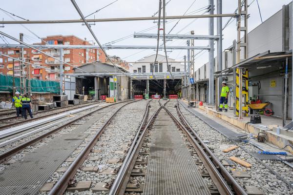 Al fons, el taller centenari de Santa Eulàlia, on també s'han realitzat actuacions de modernització i renovació / Pep Herrero (TMB)