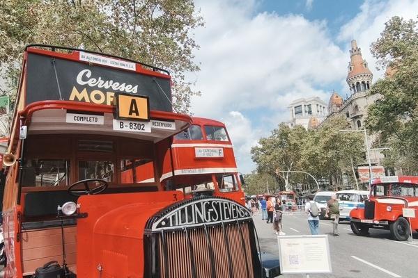 Imatge de l'exposició de busos clàssics a Passeig de Gràcia / Foto: TMB