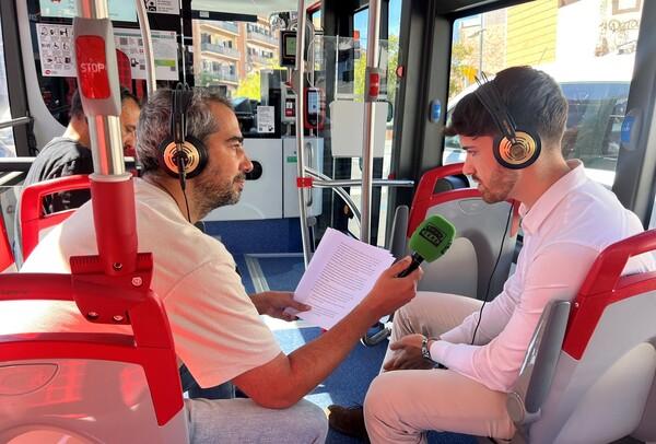 Marc Sánchez, tècnic d'adquisició de nova flota de TMB, entrevistat per Onda Cero a l'interior del minibús elèctric Yutong / Foto: Marta Espinosa (TMB) Marc Sánchez, tècnic d'adquisició de nova flota de TMB, entrevistat per Onda Cero a l'interior del minibús elèctric Yutong / Foto: Marta Espinosa (TMB)