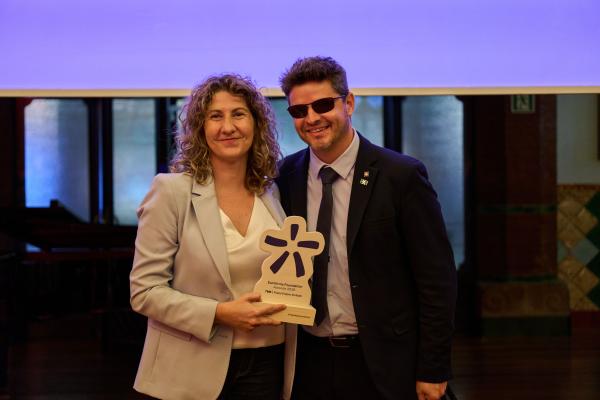 La directora de comunicació de TMB, Mònica Peinado, rep el Premi Entorn Inclusiu d'Eurofirms Foundation / Foto: Eurofirms La directora de comunicació de TMB, Mònica Peinado, rep el Premi Entorn Inclusiu d'Eurofirms Foundation / Foto: Eurofirms
