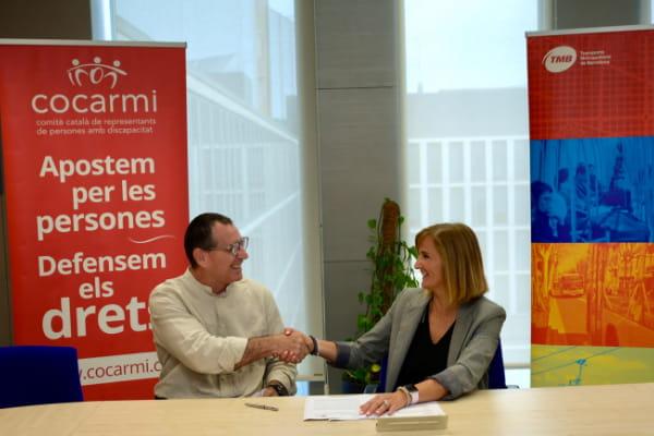 Frederic Crespo i Cristina Güell encaixen mans un cop signat l'acord entre TMB i el COCARMI / Foto: Miguel Ángel Cuartero