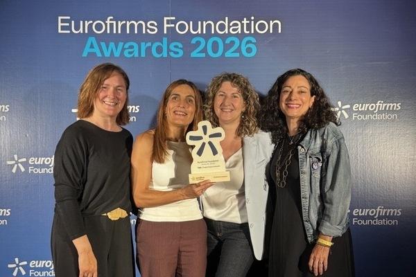 L'equip de Dona i Diversitat de TMB i la directora de Comunicació de TMB, posen amb el guardó d'Eurofirms / Foto: TMB