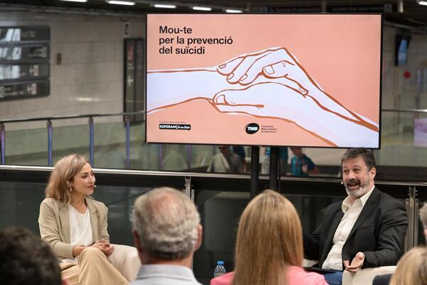 La Paula Fernández Ochoa conversa amb l'Adam Martín sobre el suïcidi al metro / Foto: Pep Herrero (TMB)